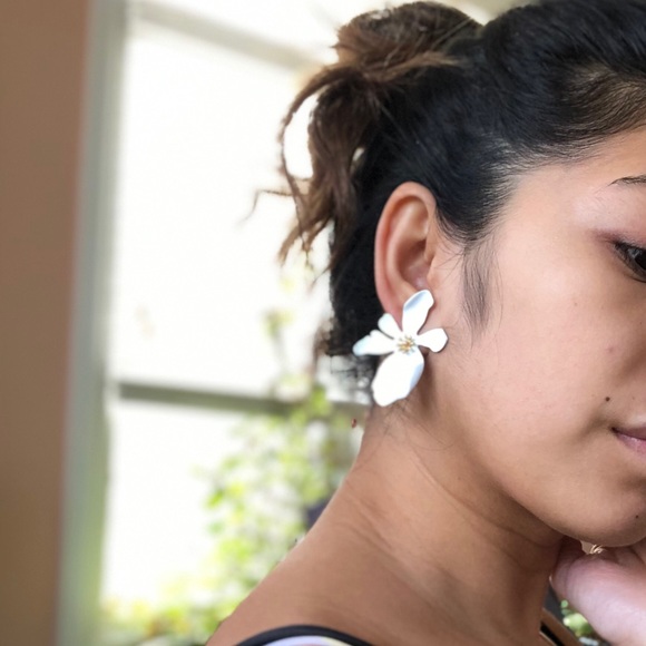 Jewelry - White Boho Daisy Petals Flower